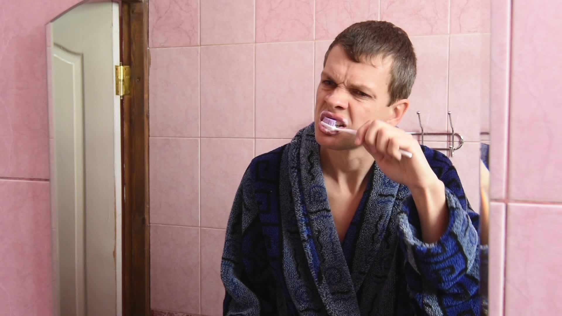 年轻人在浴室刷牙视频的预览图
