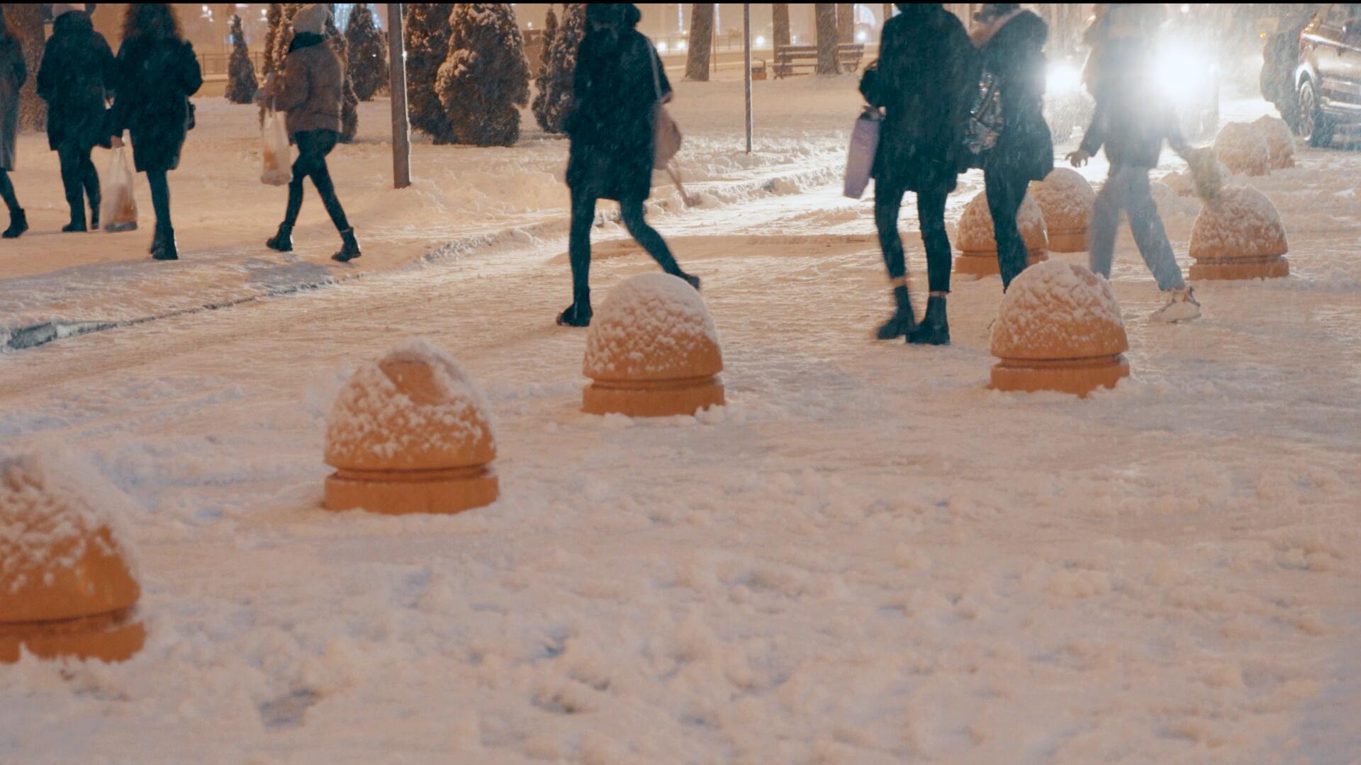 寒冬大雪天气街头过马路的行人视频的预览图