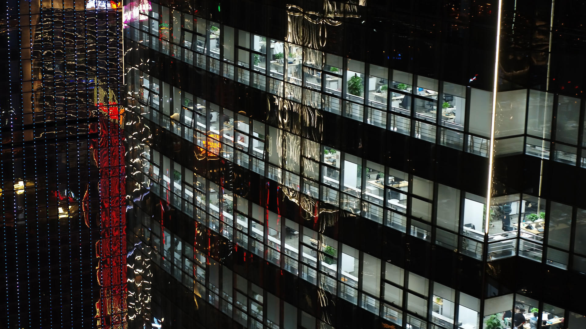 8K航拍一线城市夜景办公室视频的预览图
