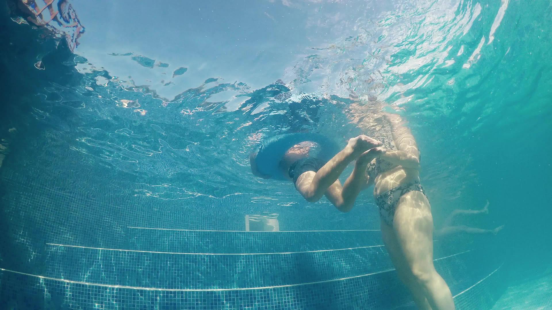 一个男孩在游泳池上游泳他的母亲在橡皮圈上拿走了他的后代视频的预览图