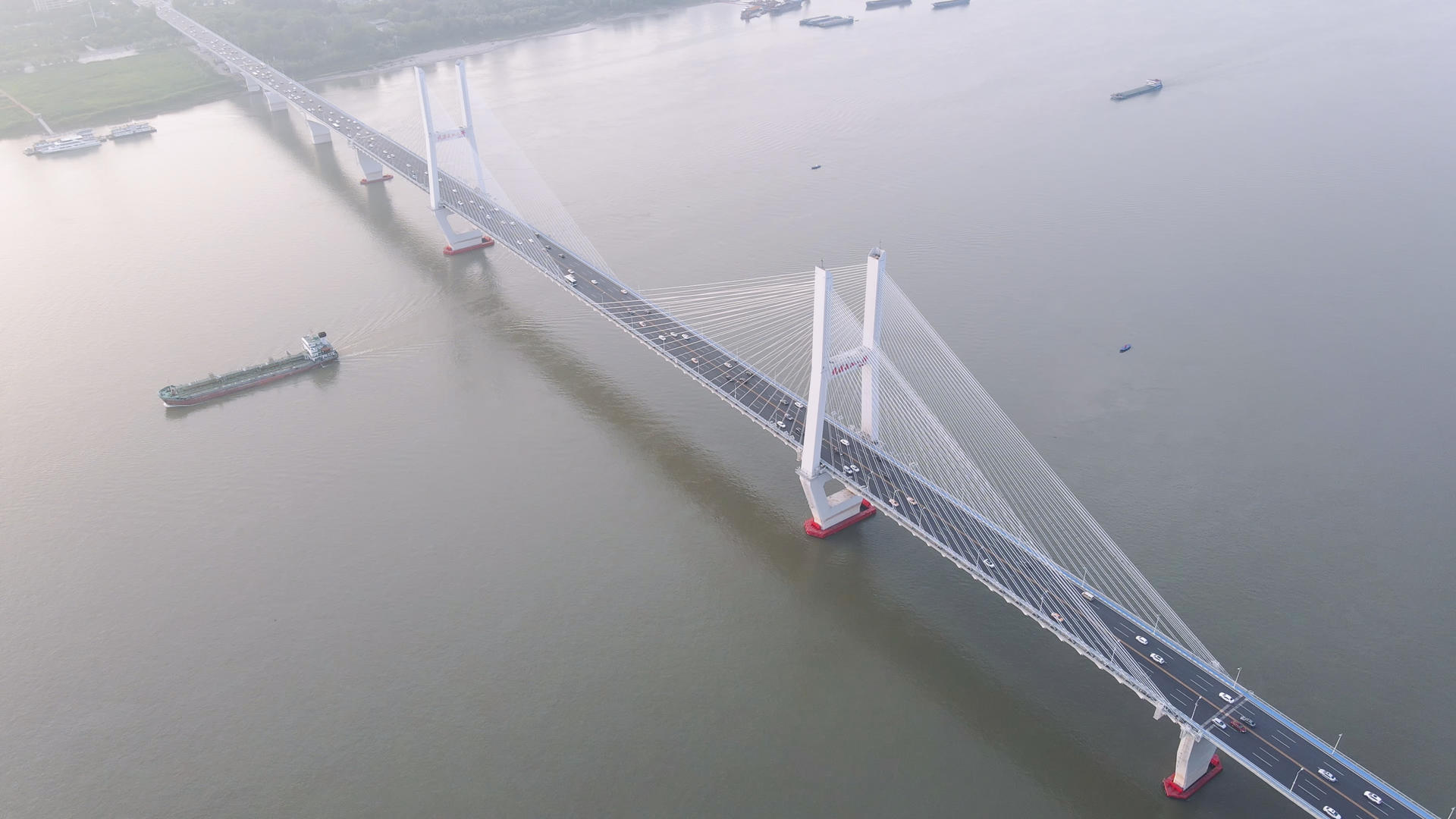 航拍城市风光横跨长江上的桥梁武汉长江二桥交通道路车流素材视频的预览图