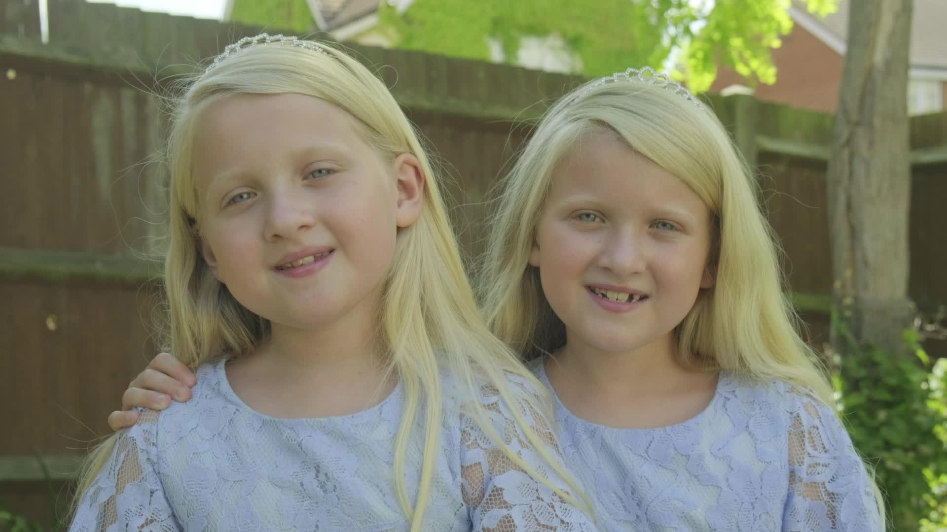 两个年轻女孩的肖像视频的预览图
