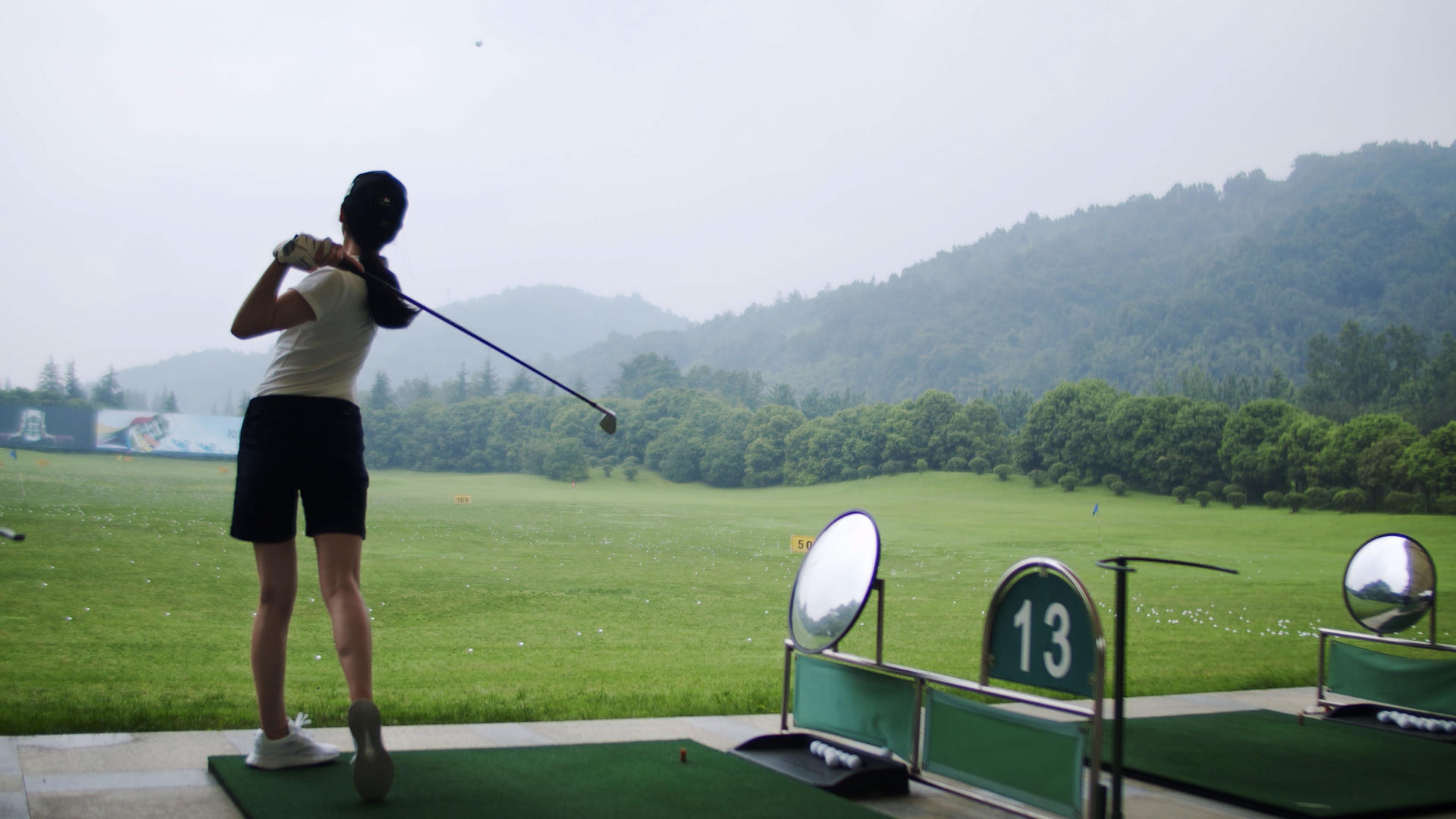 4k实拍美女草坪练习挥杆打高尔夫视频的预览图