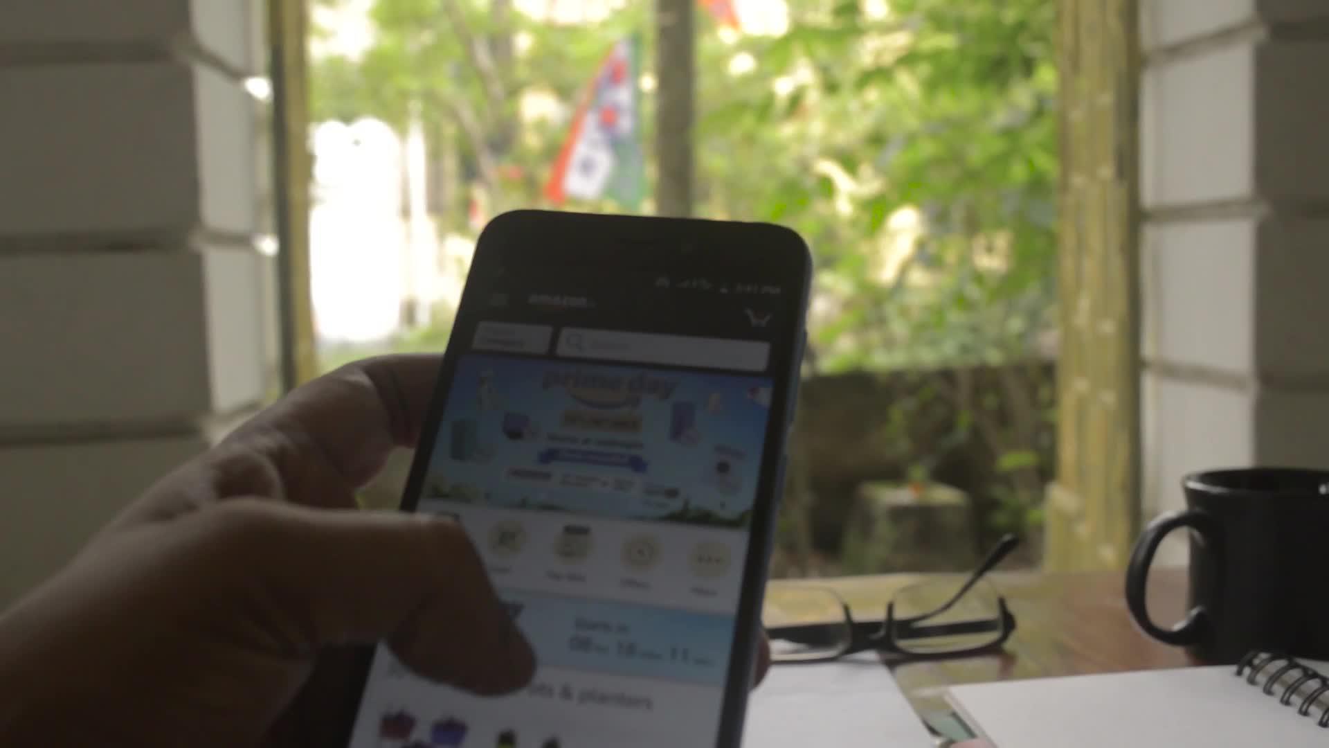印度人在智能手机上浏览亚马逊移动应用程序人们在亚马逊上乱涂乱画视频的预览图