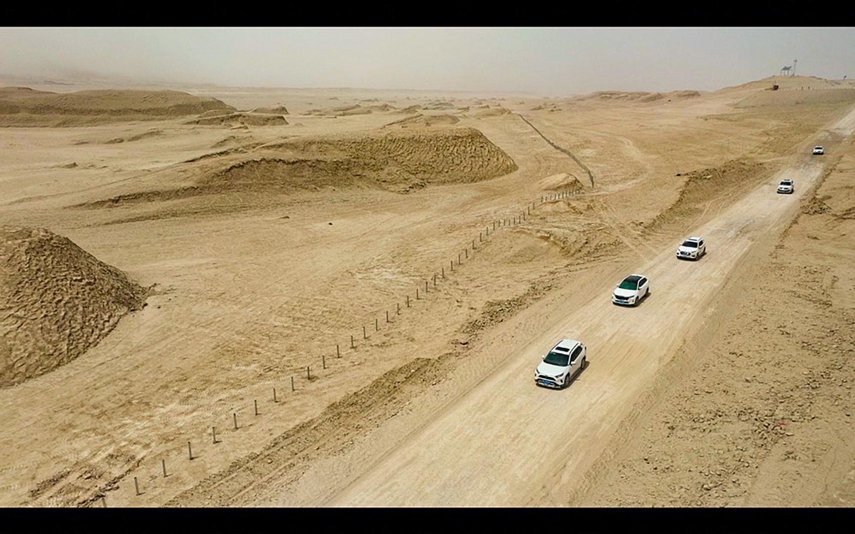 越野车行驶在无人区无人公路视频的预览图
