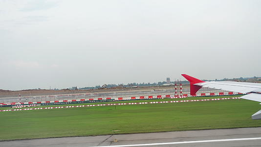离开昌吉机场视频的预览图
