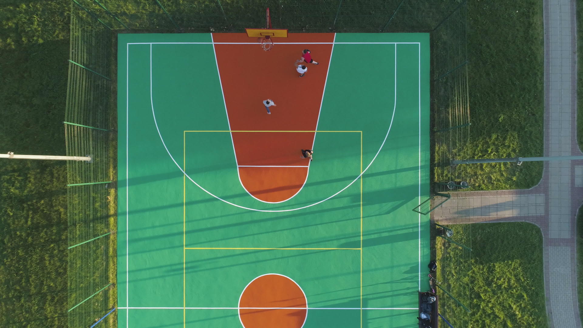 人们在城市公园的游乐场上打篮球视线最高的无人机打篮球视频的预览图