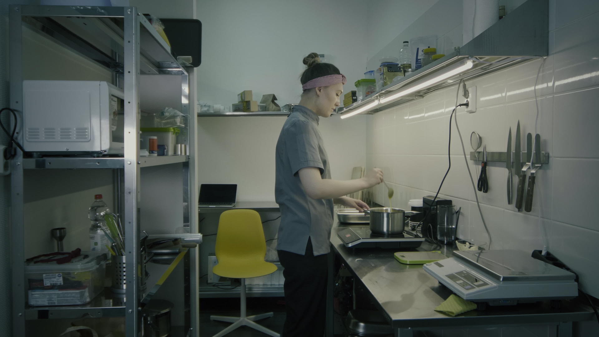 厨师在商业厨房做饭视频的预览图