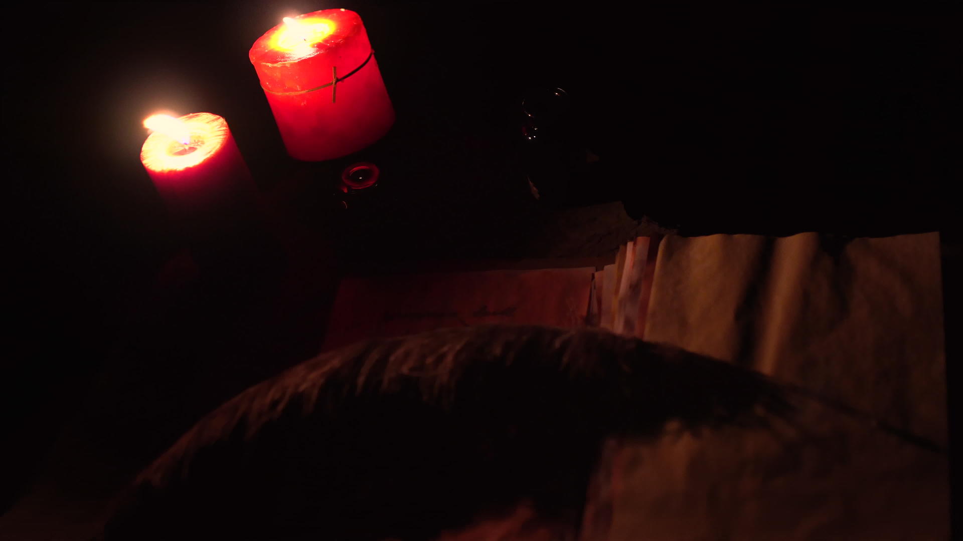 羽毛笔墨水和两支蜡烛在户外拍摄视频的预览图