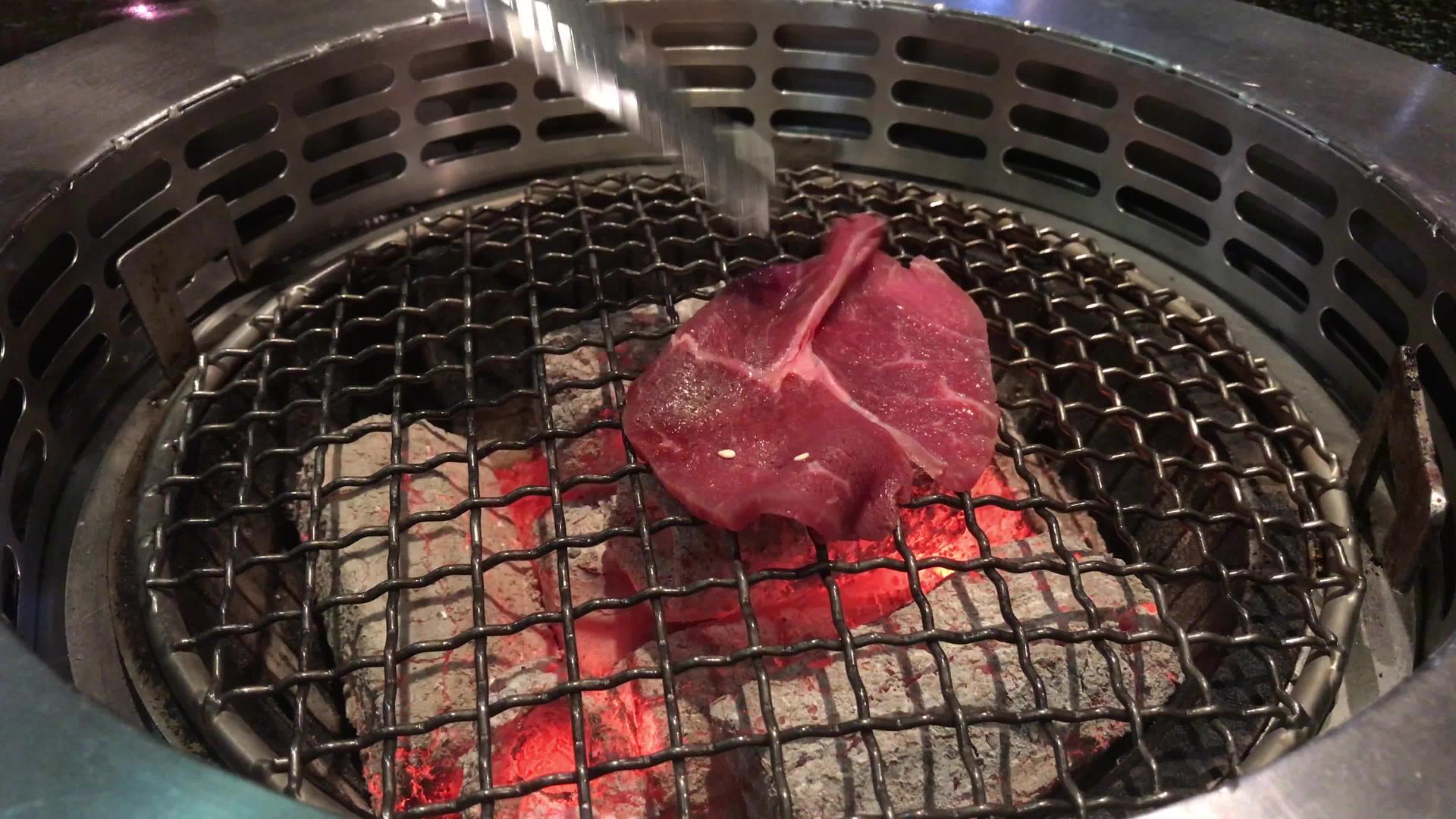 烤肉在炉子上烧烤视频的预览图