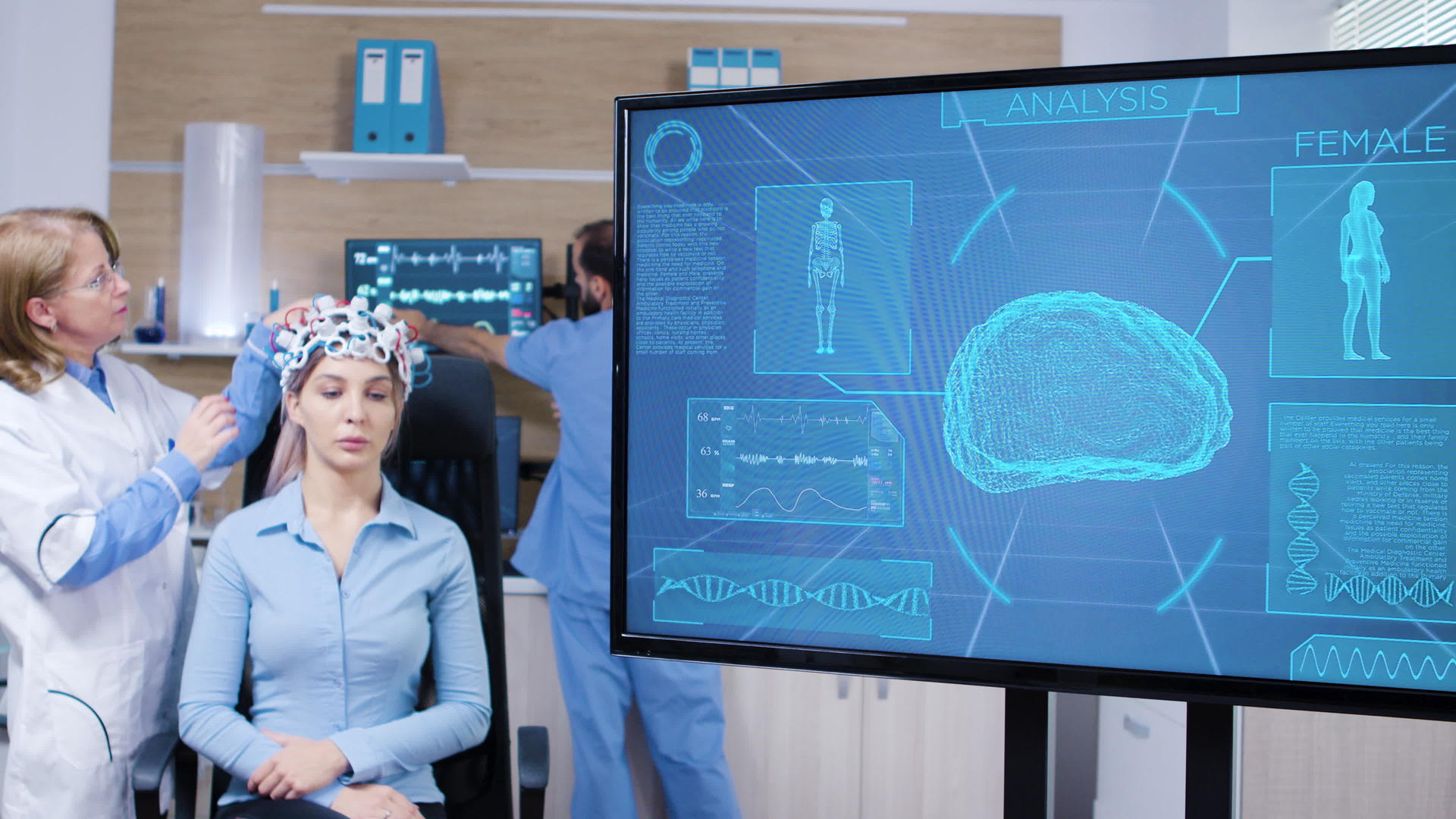 佩戴大脑扫描仪的女性使用大脑活动TV屏幕视频的预览图