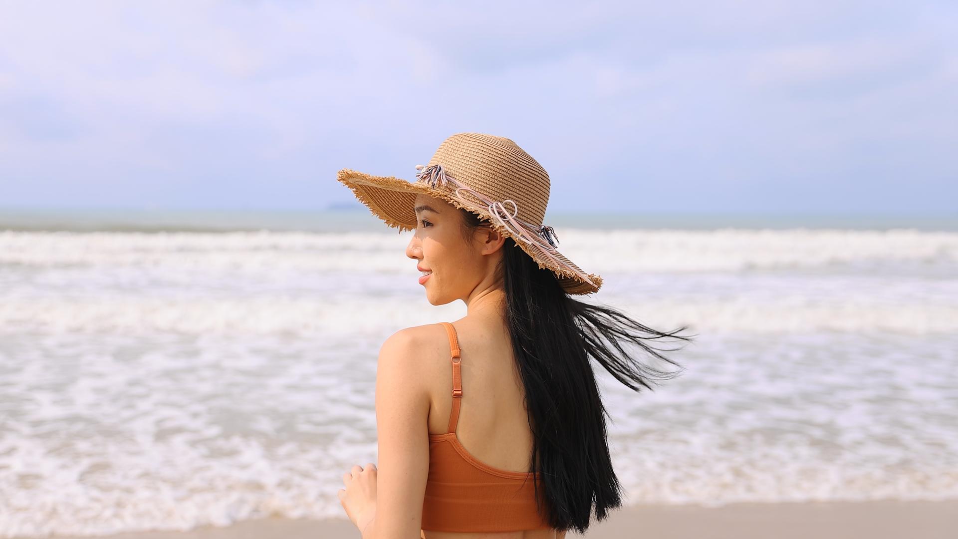 三亚海边戴着遮阳帽的女性视频的预览图