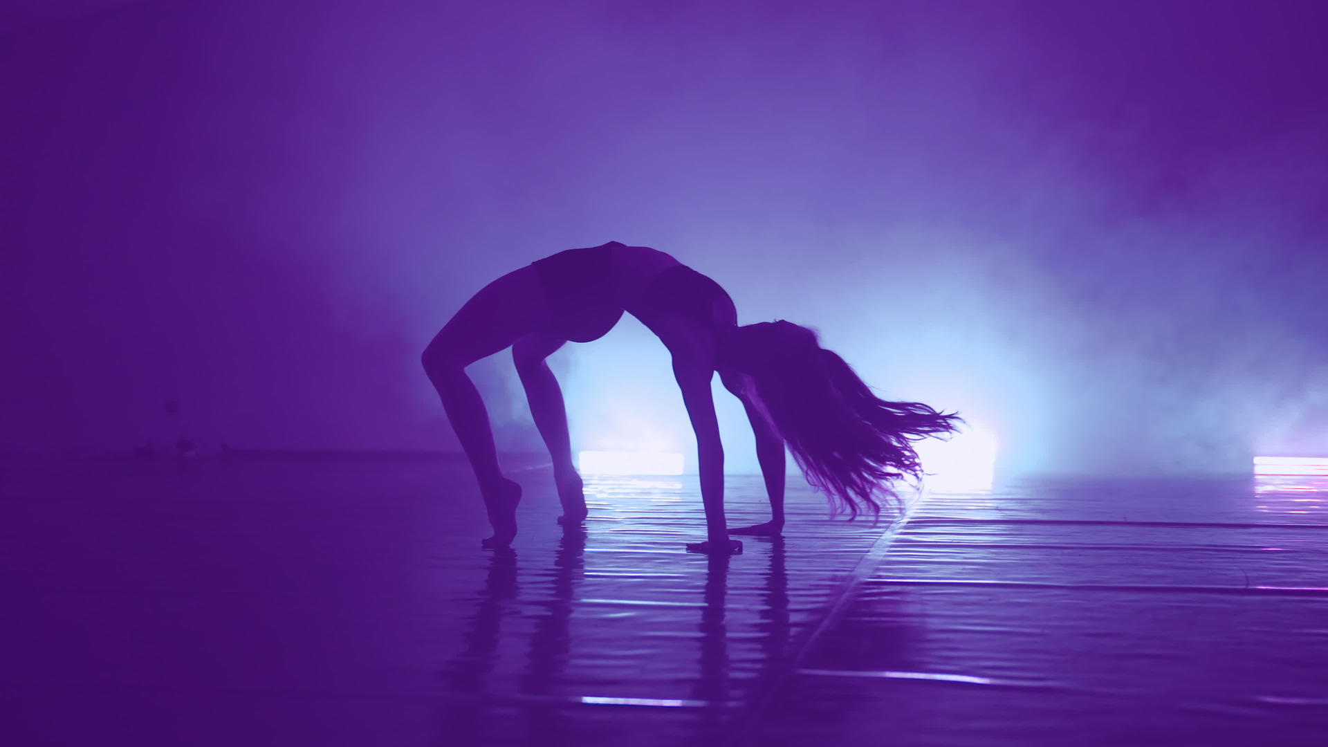 年轻酷女舞女在夜总会和灯光下跳舞视频的预览图