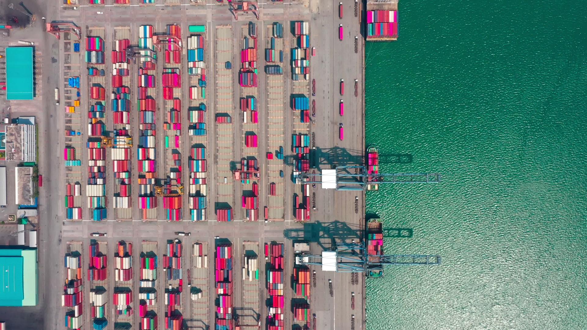 全球海运集装箱鸟瞰图海运集装箱建筑视频的预览图