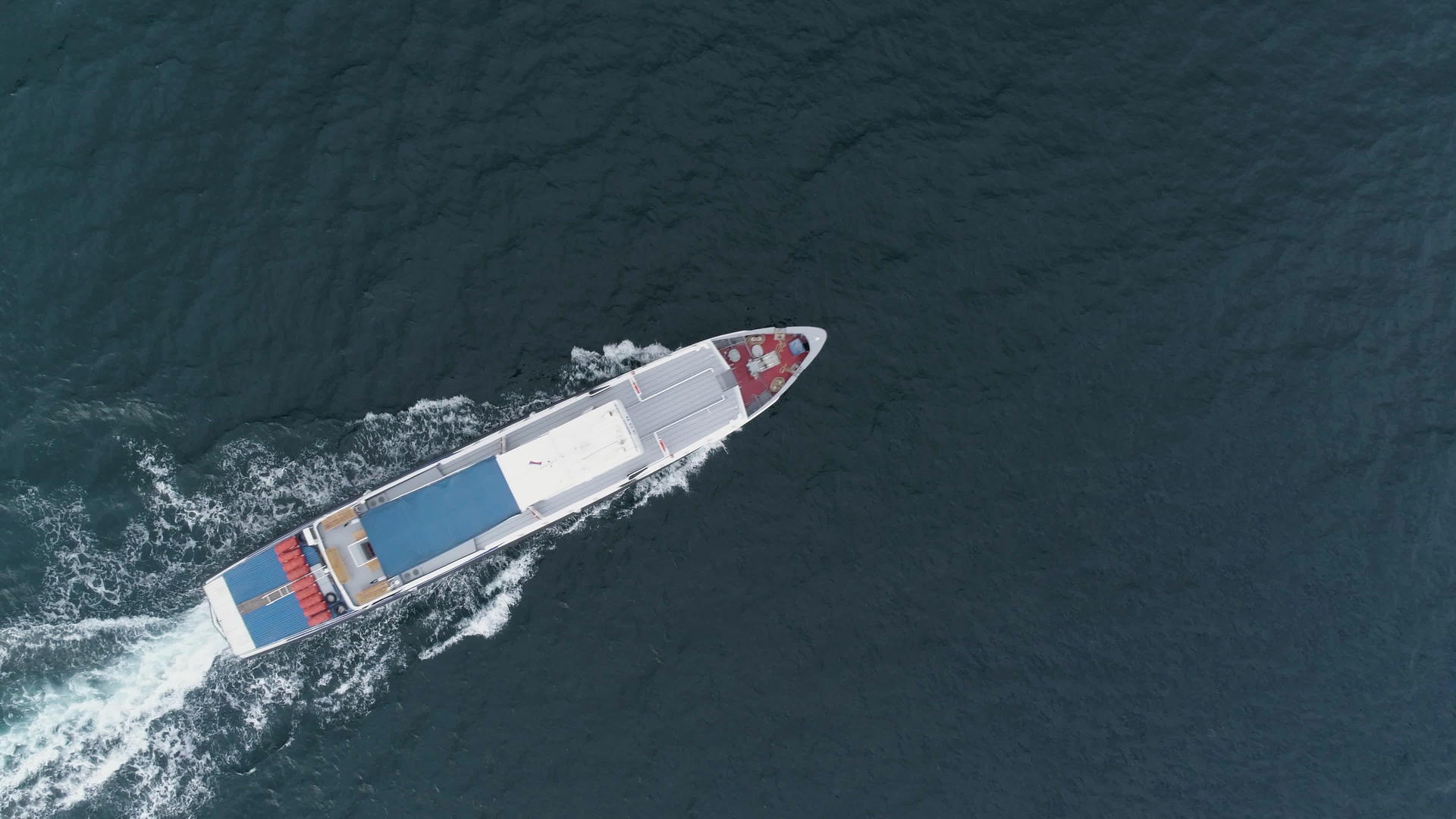 小白帆船在海上航行无人驾驶飞机在空中垂直向下旋转视频的预览图