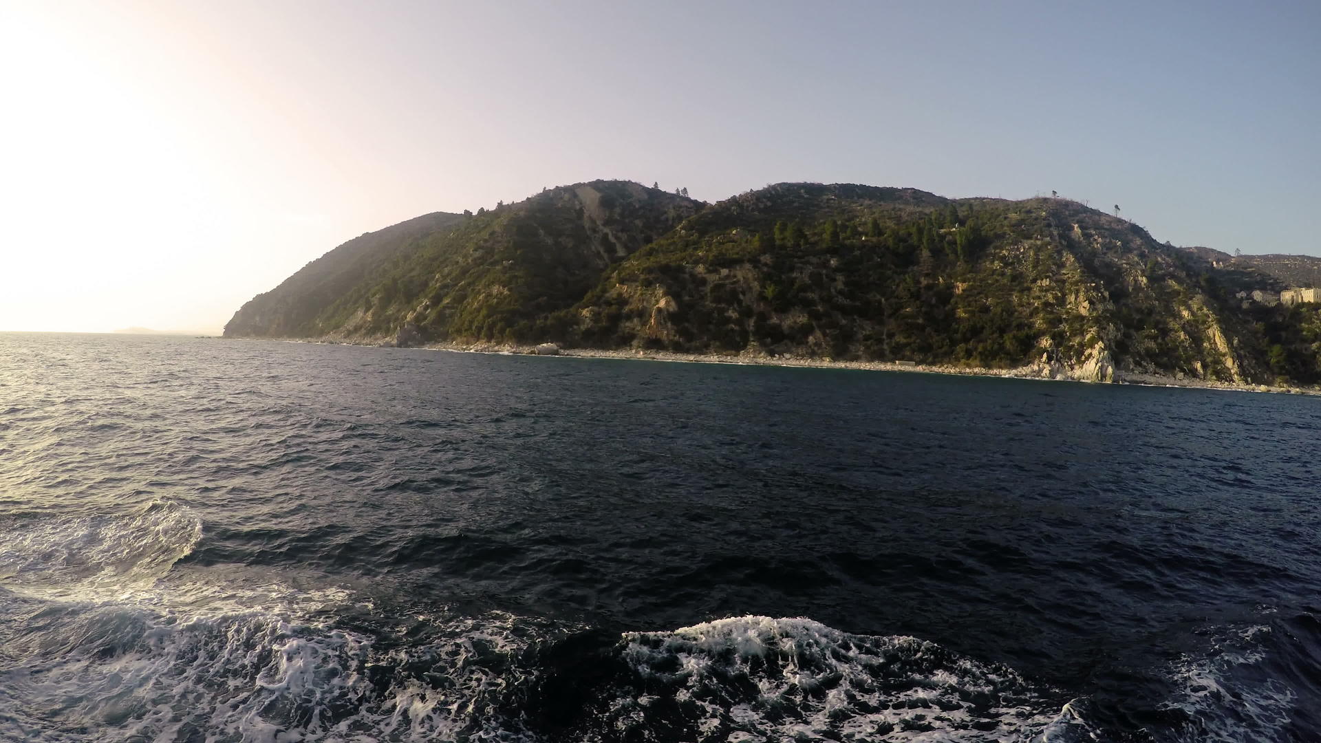 从在半岛Holly船上巡航靠近山视频的预览图