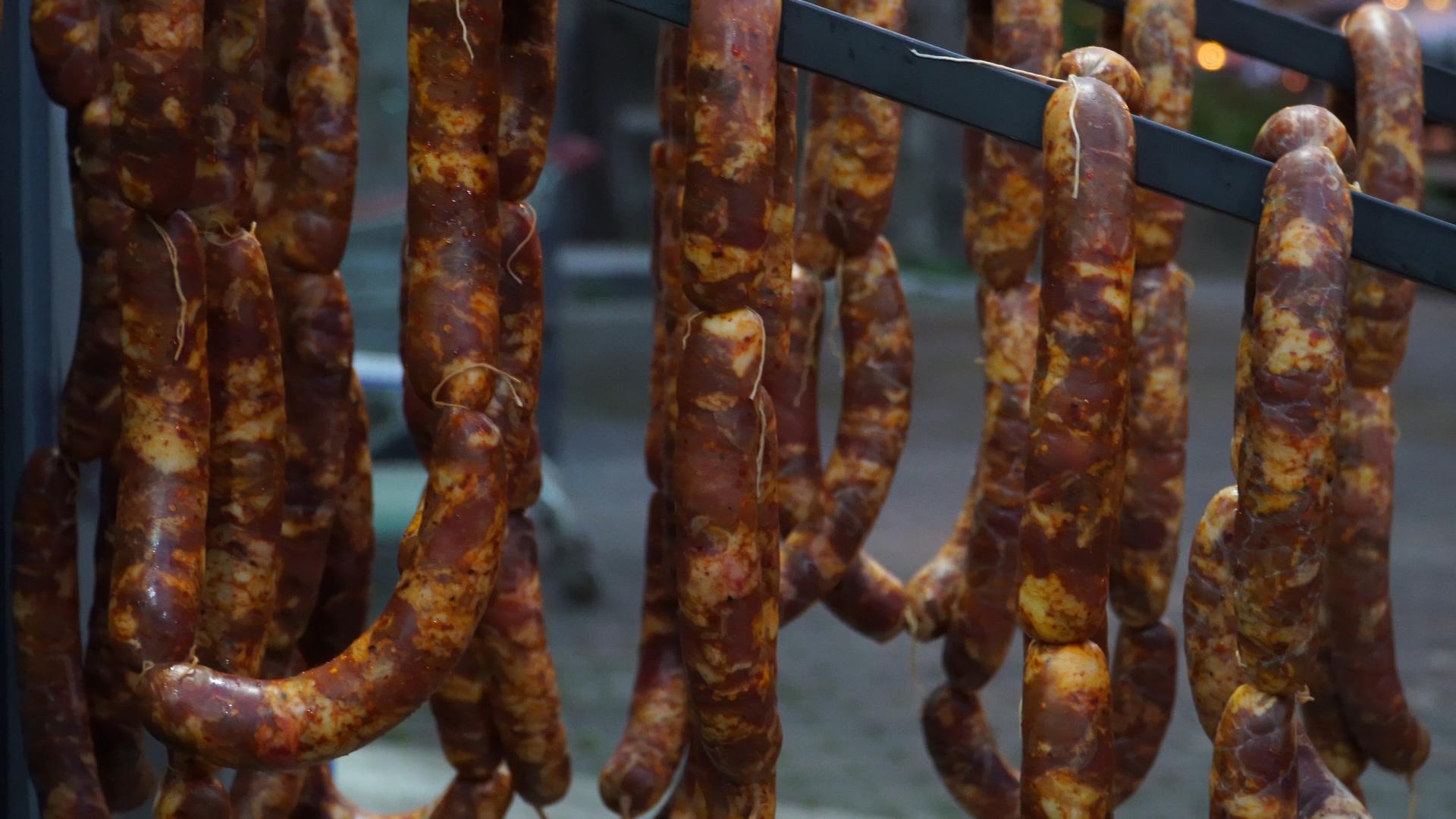 春节过年农家自己灌川味香肠视频的预览图