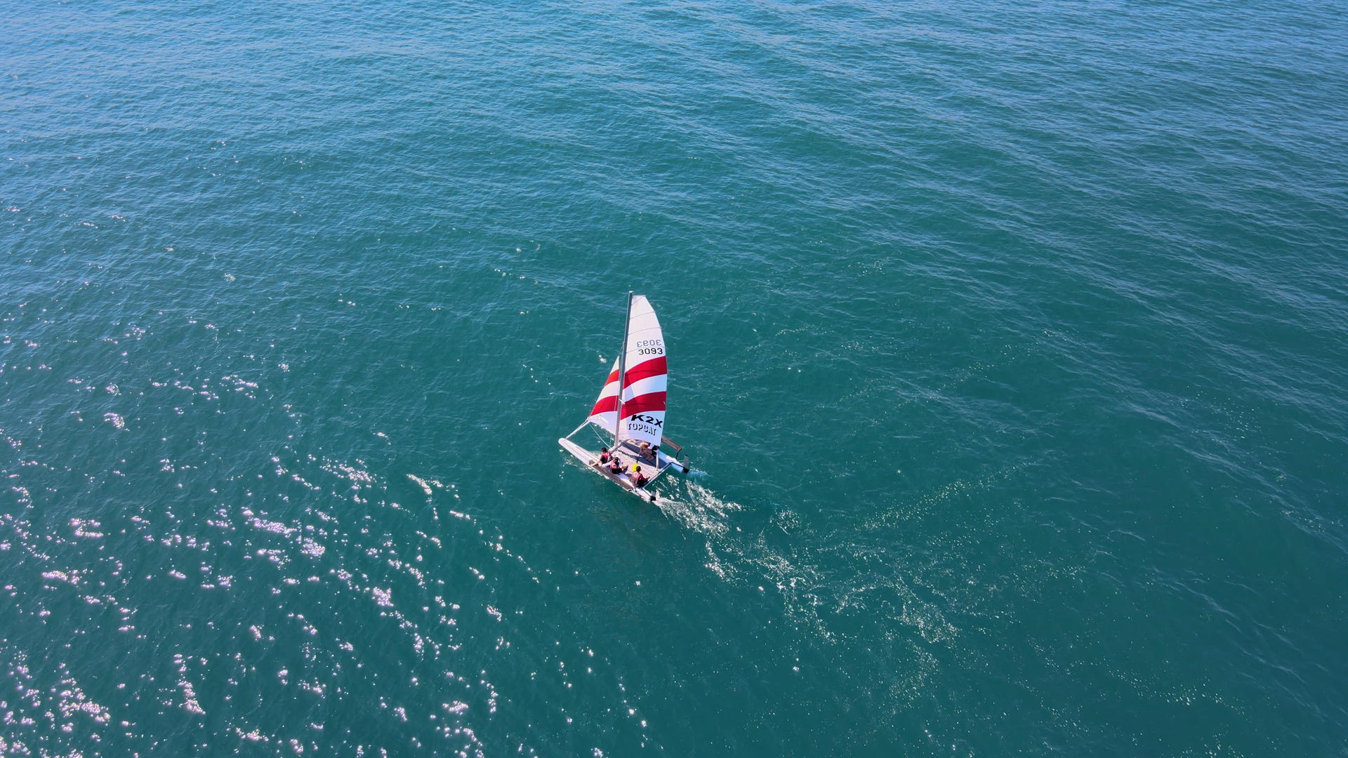 海南岛大海上行驶的帆船实拍4K视频的预览图