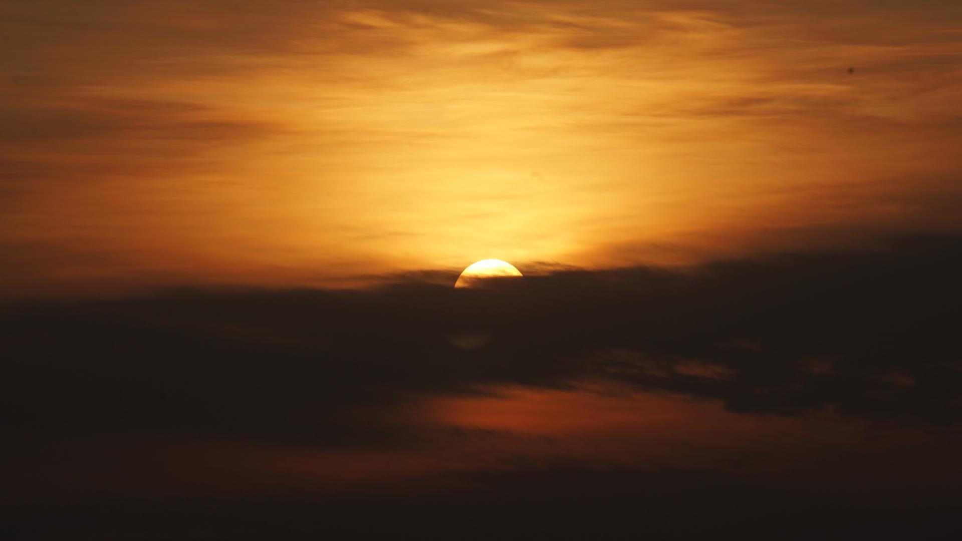 8K实拍夕阳日落云层延时摄影视频的预览图