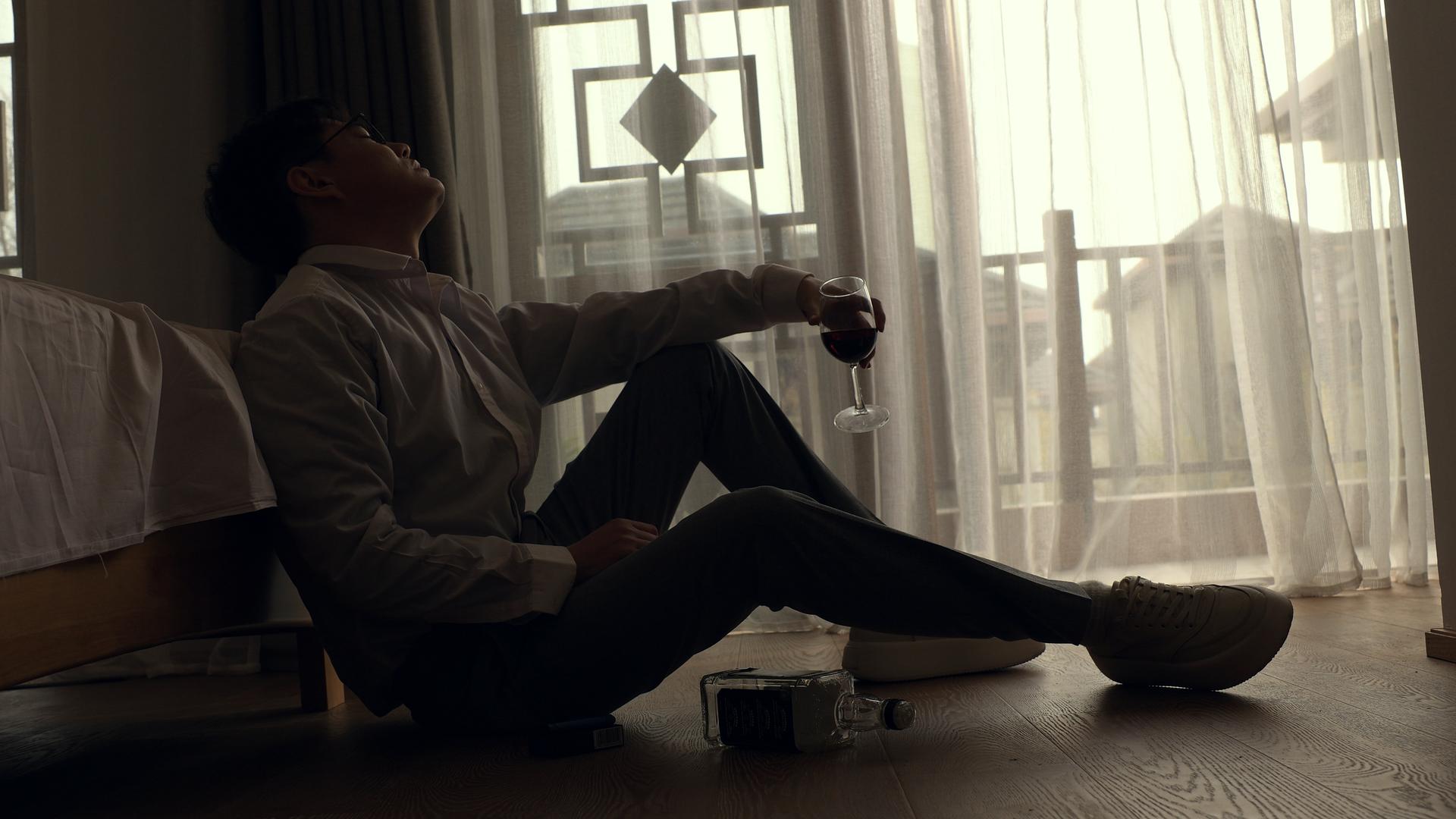 抑郁男性喝酒视频的预览图