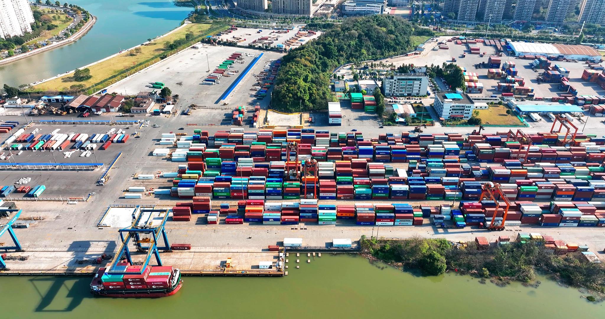广州东沙集装箱码头港口2022年最新视频的预览图