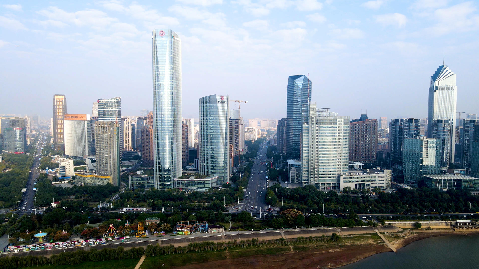 航拍南昌新地中心CBD建筑视频的预览图