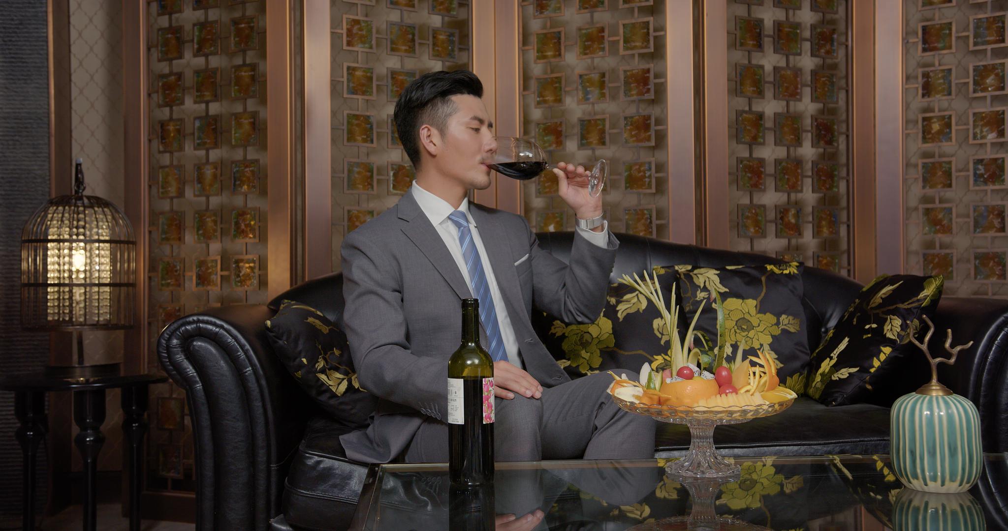 8K高端商务会所喝红酒的商务男性视频的预览图