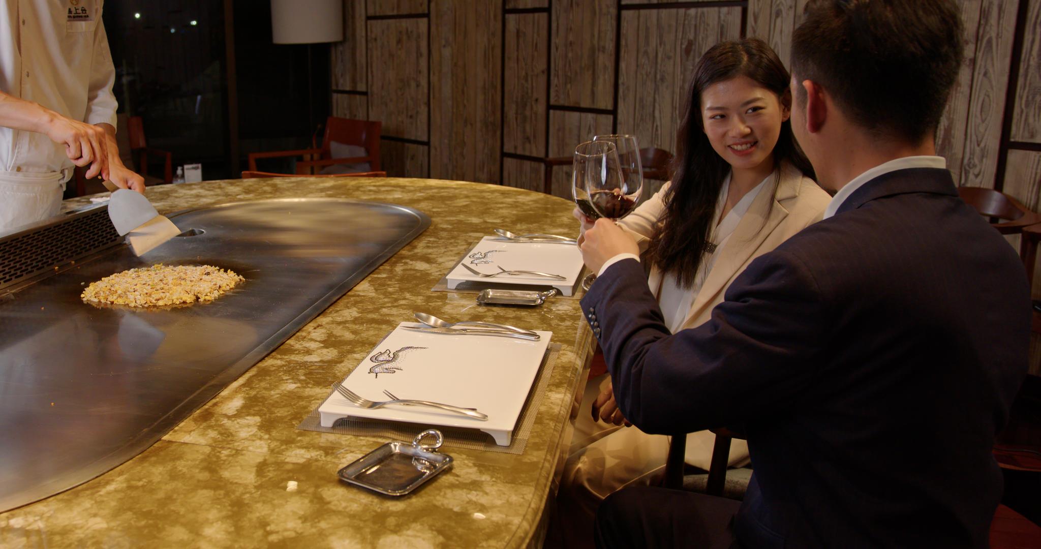 8K商务人士吃铁板烧料理喝红酒碰杯视频的预览图