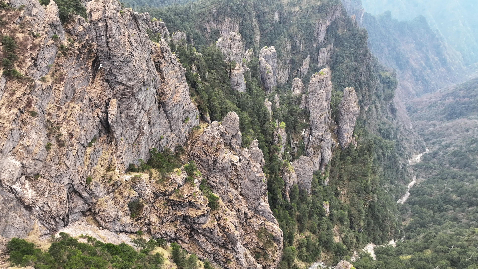 湖南旅游5A级张家界景区杨家寨峡谷奇峰巨石4k素材视频的预览图