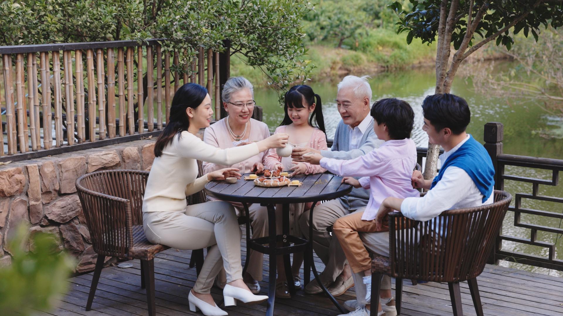 一家人在院子里喝茶聊天视频的预览图