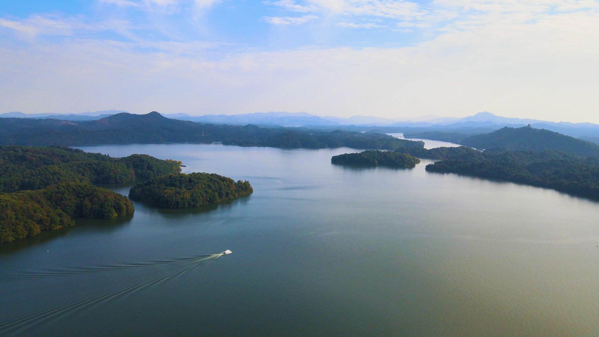4K航拍仙女湖4A风景区湖泊风光视频的预览图