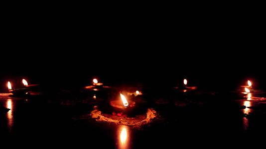 黑夜下的圣殿装饰和蜡烛灯视频的预览图