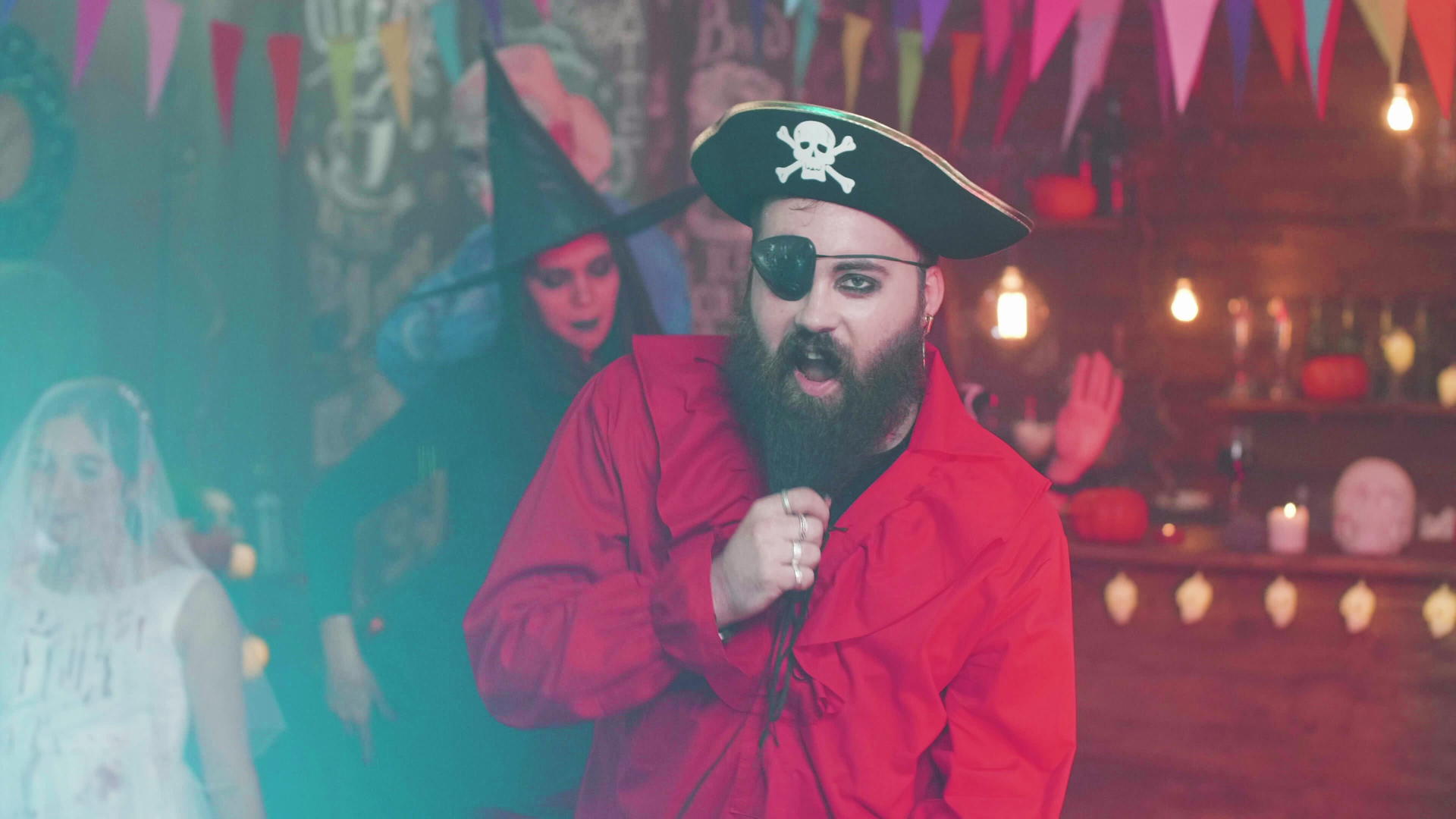 穿得像海盗的男人在圣礼派对上跳舞视频的预览图
