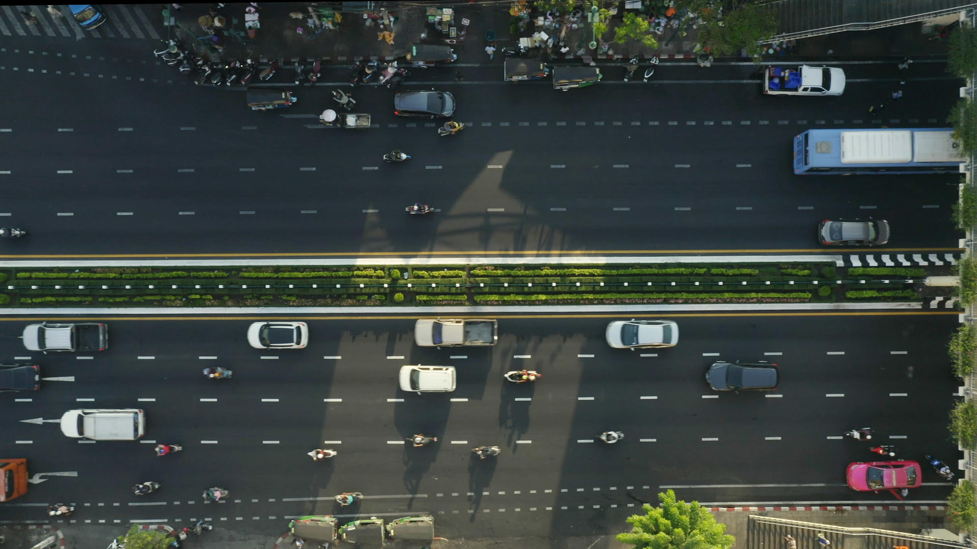 4K无人机航拍泰国曼谷城市中心道路车流视频的预览图
