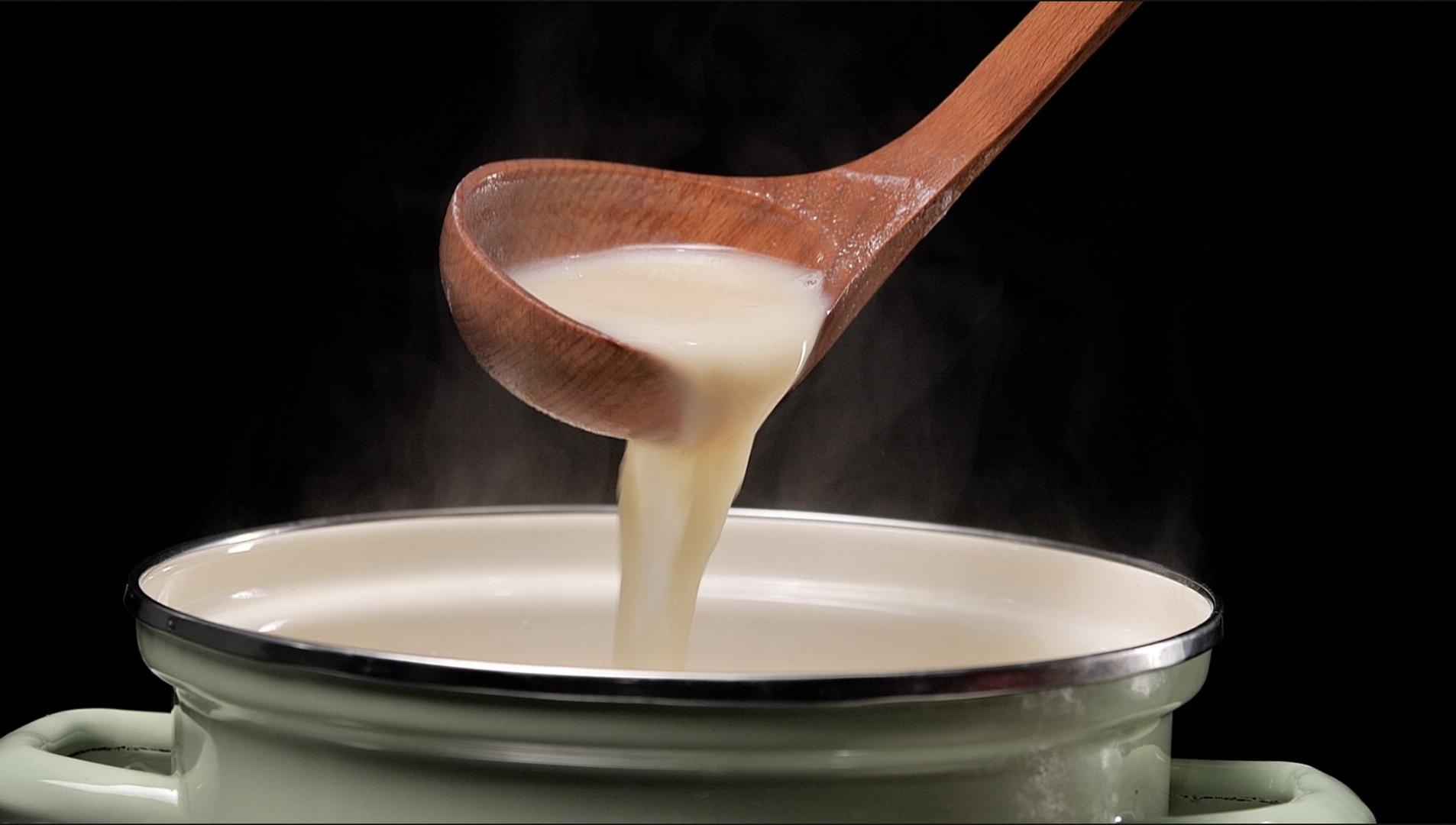 勺子捞汤升格视频视频的预览图