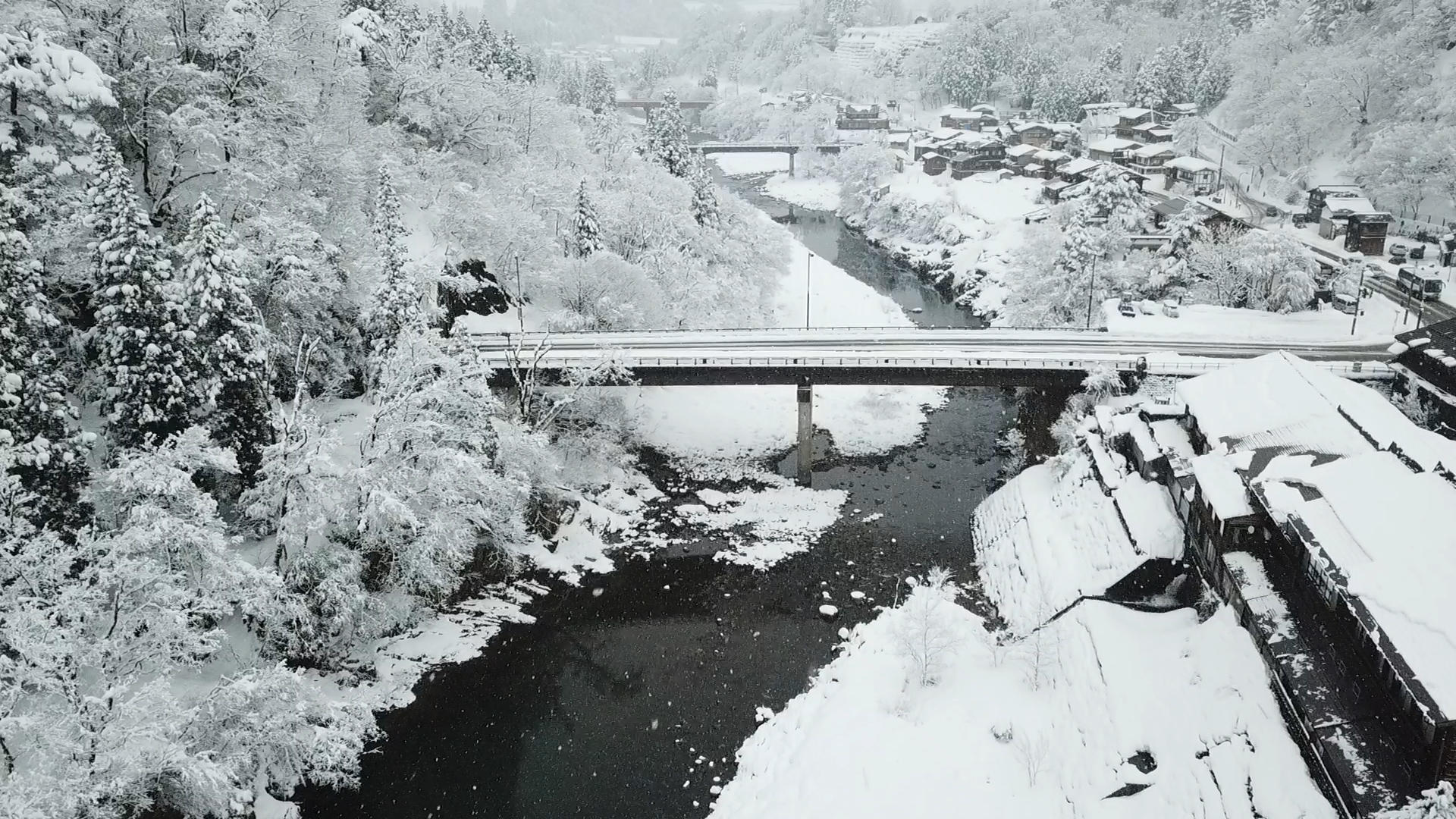 航拍日本下雪天白川乡视频的预览图