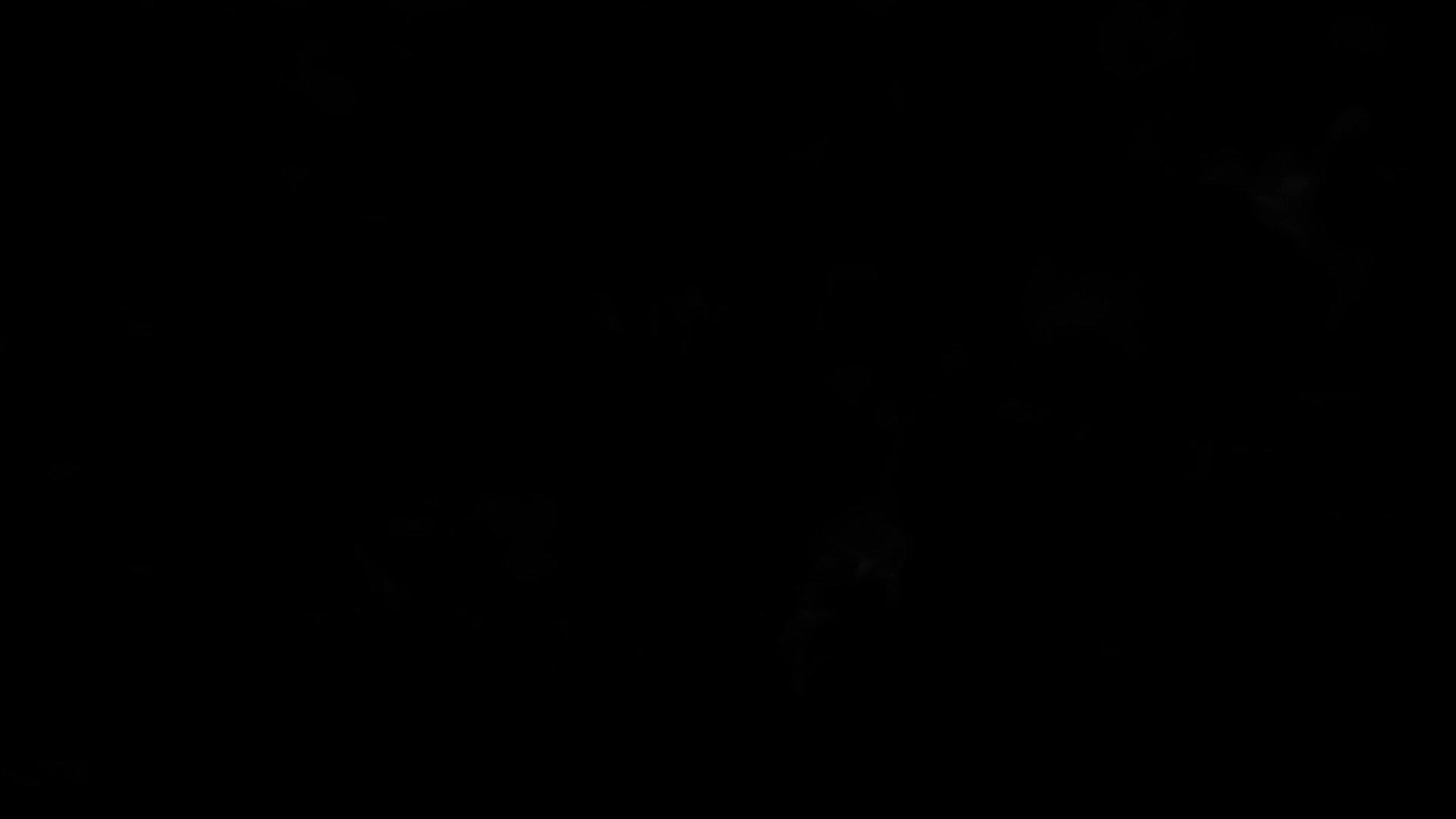黑色背景的黑色烟雾从黑暗中喷出视频的预览图