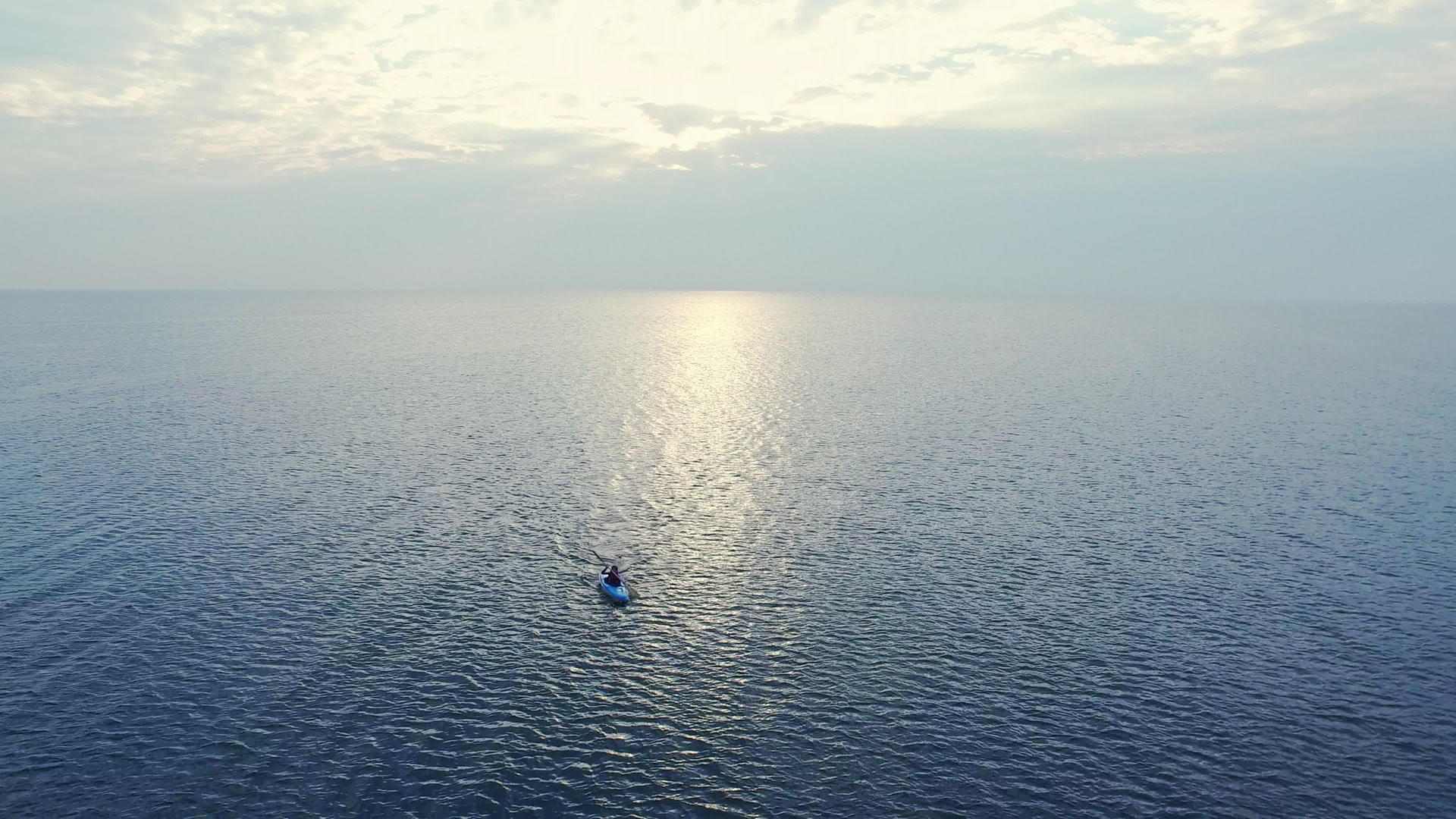 日落时 运动员在海上游艇视频的预览图