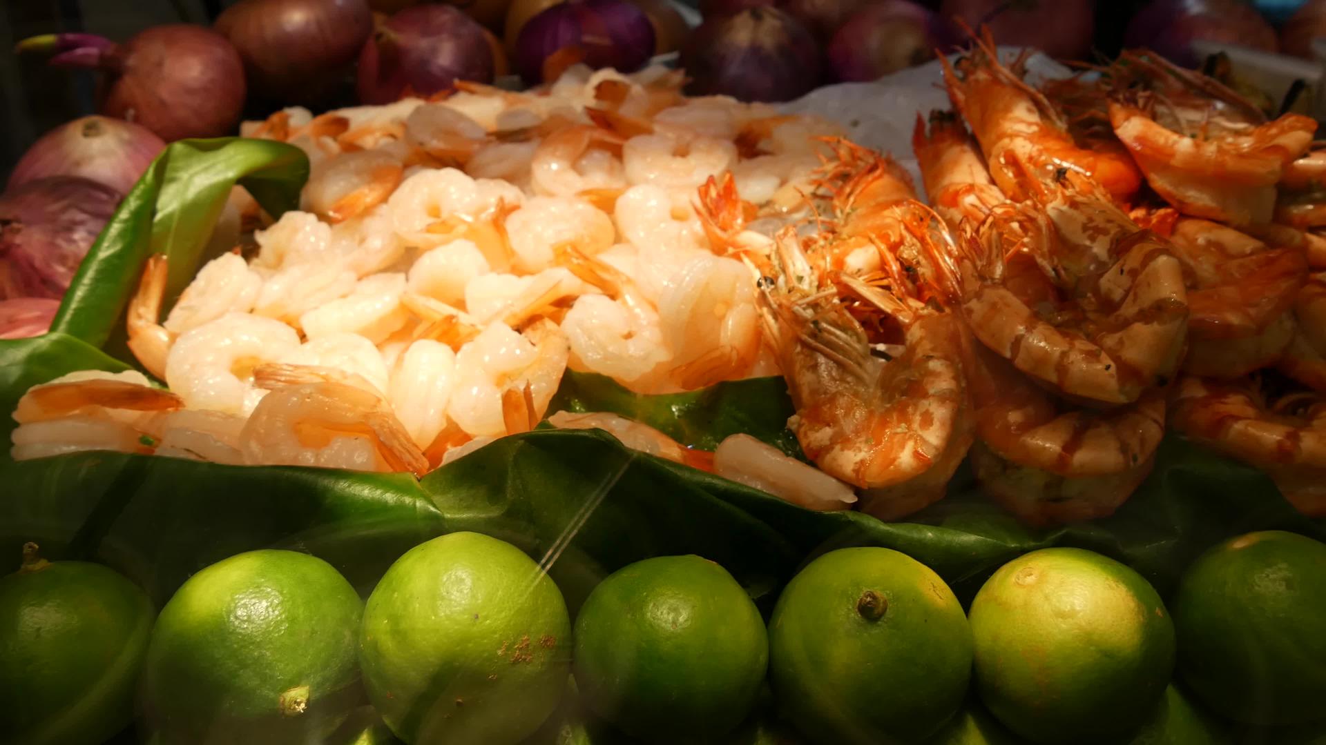 美味的烤大虾或虾在泰国夜街市场视频的预览图