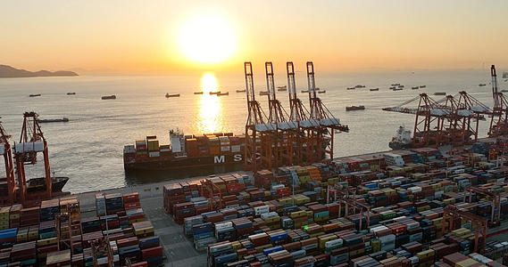 4K深圳南山赤湾港集装箱码头视频的预览图