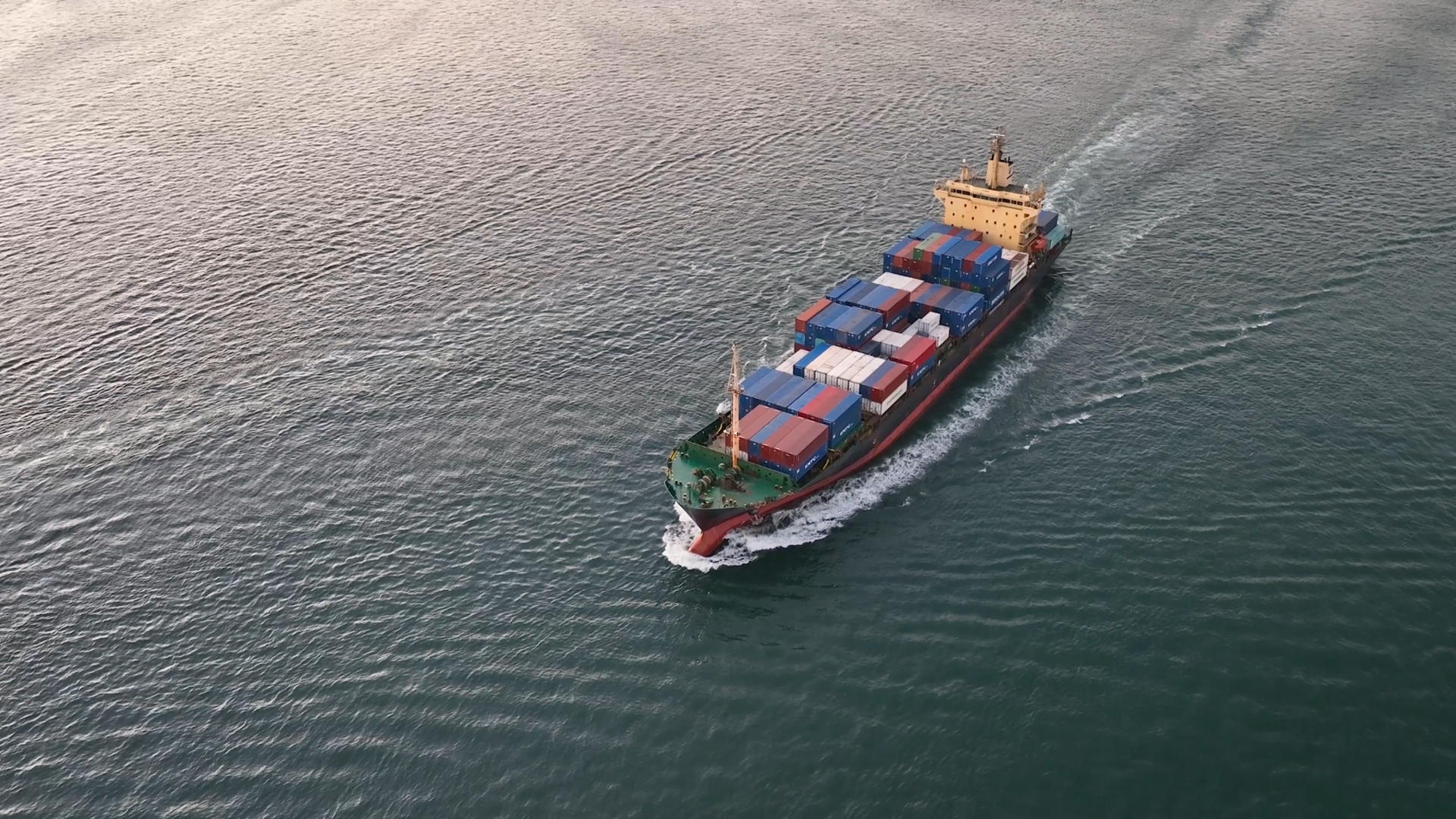   4K海面上的大型集装箱货轮视频的预览图