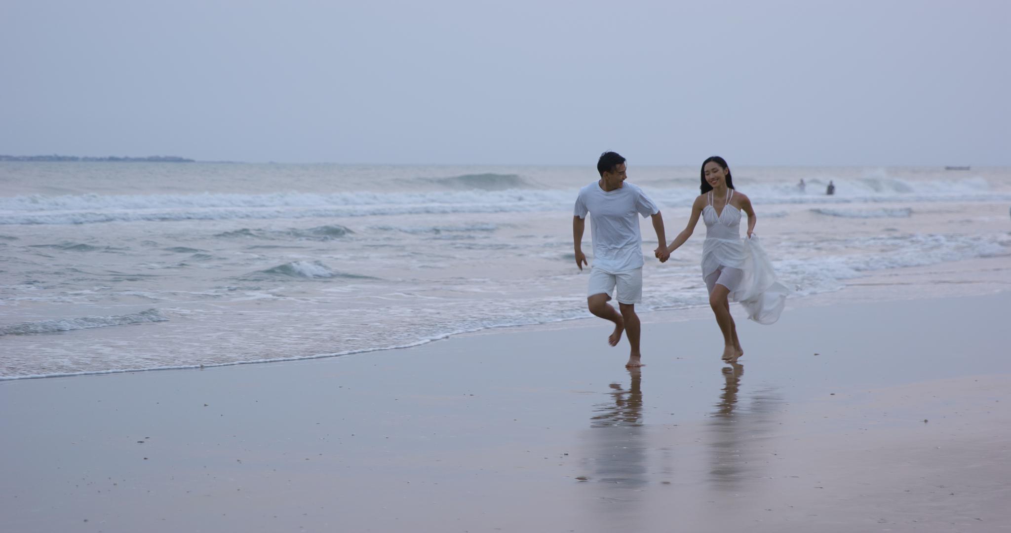 8K海边情侣牵手奔跑视频的预览图