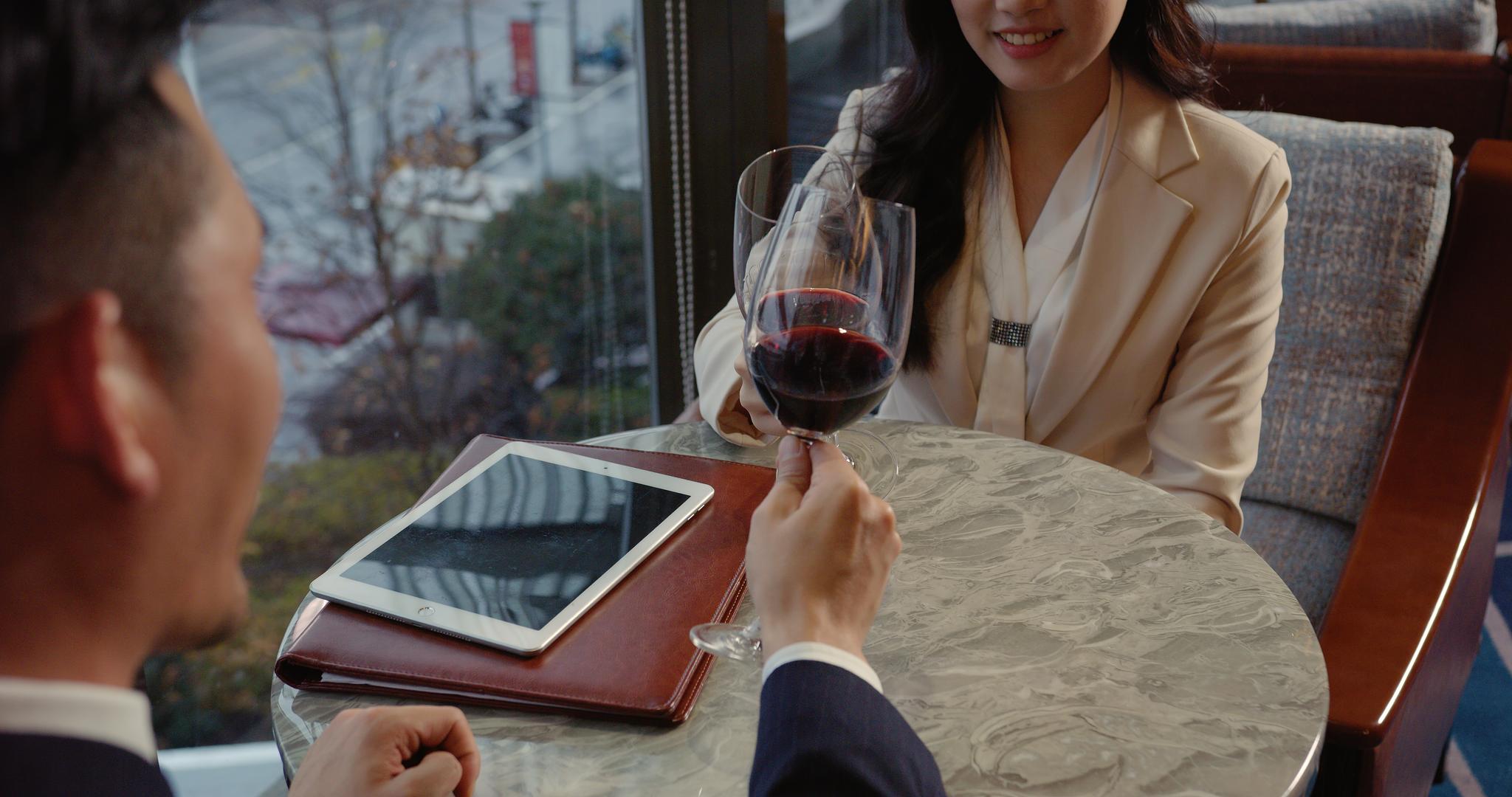 8K商务伙伴会谈饮酒碰杯视频的预览图