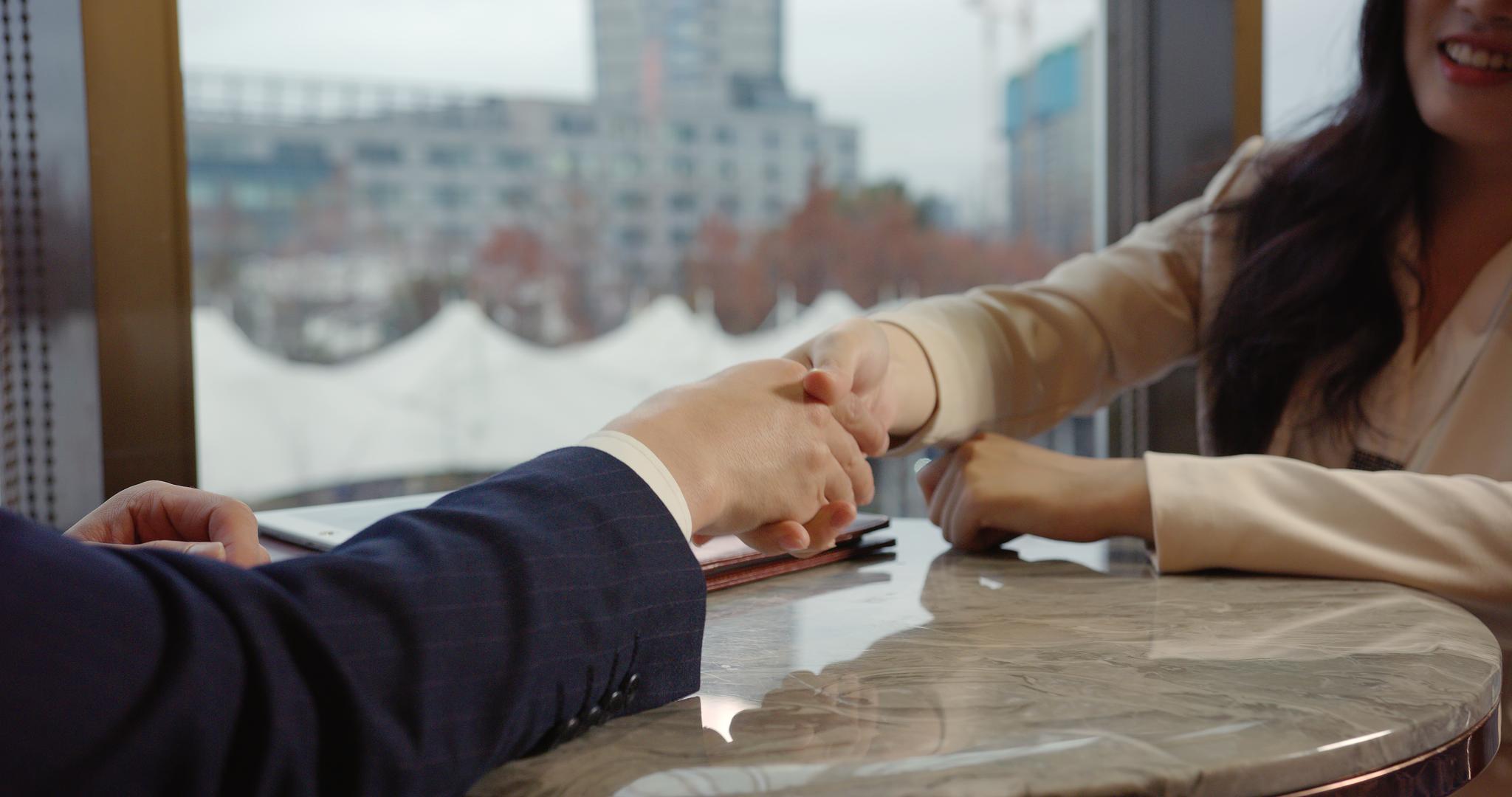 8K商务伙伴会谈合作握手特写视频的预览图