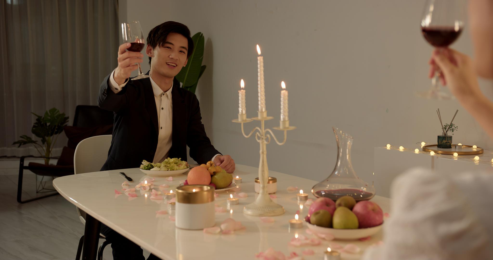 情侣开心举杯享受烛光晚餐视频的预览图