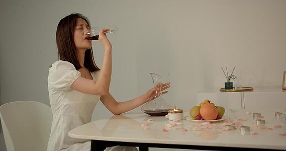 失恋悲伤难过独自喝酒的女性视频的预览图