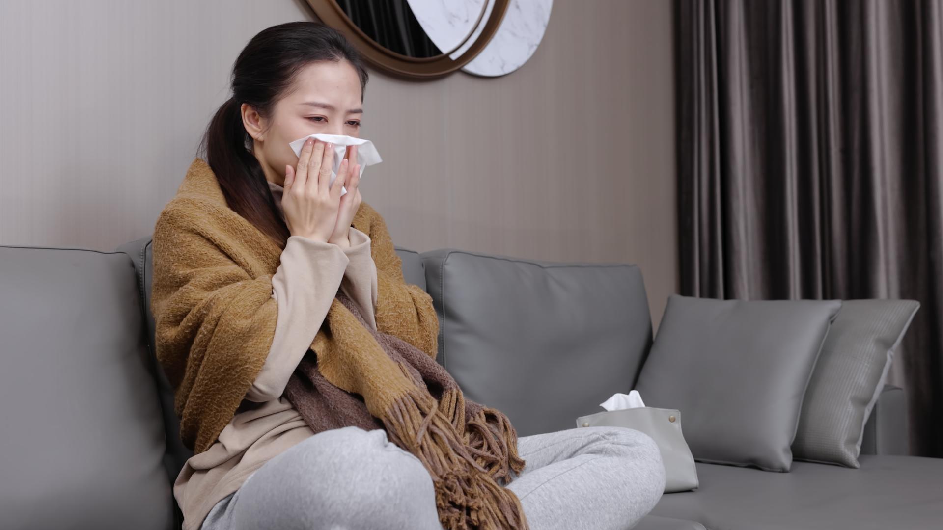 感冒咳嗽擦鼻涕的女生视频的预览图
