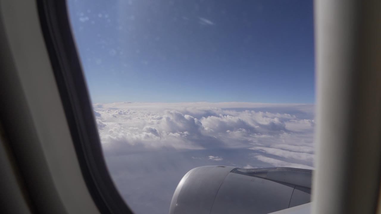 飞机机舱窗户外美丽的白云视频的预览图