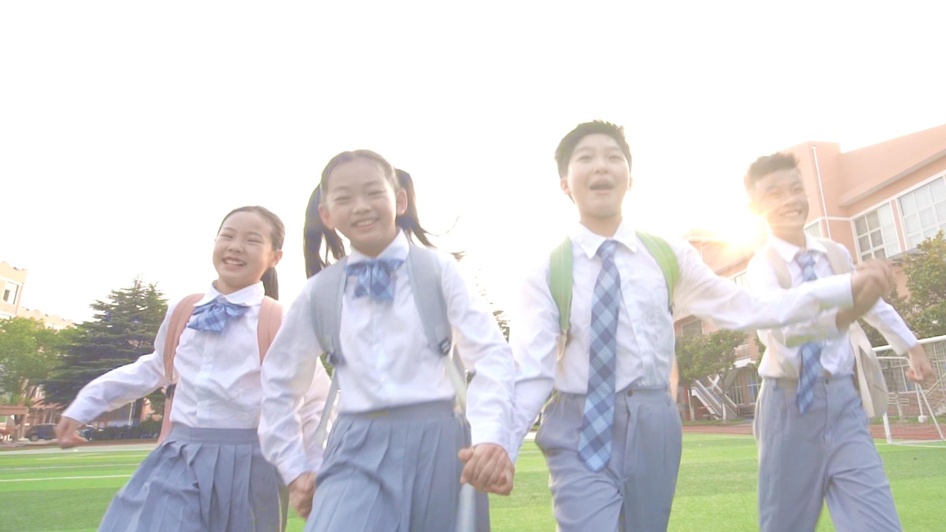 放学后背书包的孩子们牵手开心奔跑升格视频视频的预览图