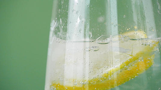 升格冰块柠檬气泡水雪碧饮品饮料视频的预览图